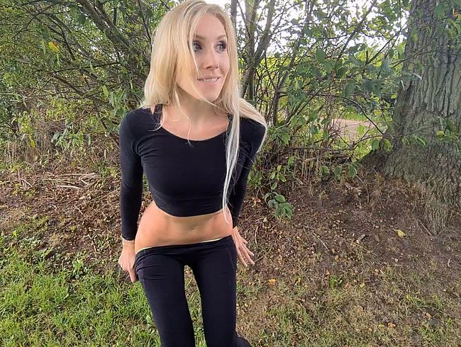 Papis Liebling pi** in die Landschaft! Versaute MILF in geilen Leggins.